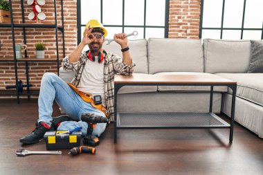 Sakallı genç İspanyol adam, hareket servisi üzerinde çalışıyor gülümsüyor, mutlu mesut gülümsüyor. 