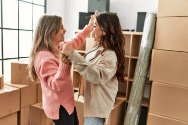 Genç ve güzel bir çift yeni evinde mutlu bir şekilde dans ediyor.