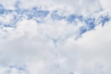Güneşli bir günde bulutlu güzel mavi gökyüzü