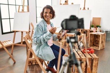 Orta yaşlı İspanyol sanatçı blogcu, resim stüdyosunda video araması yaptığı için mutlu..