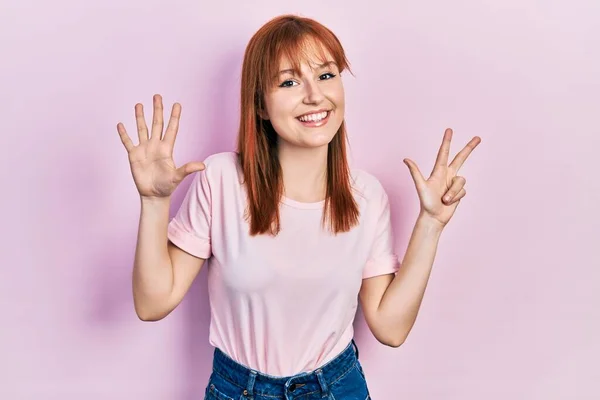 Ruiva Jovem Mulher Vestindo Casual Rosa Shirt Mostrando Apontando Para — Fotografia de Stock