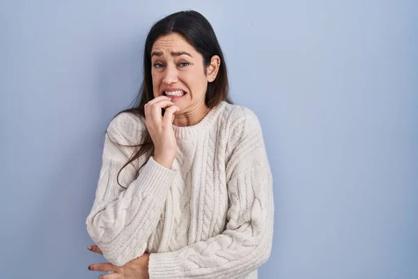 Mujer Morena Joven Pie Sobre Fondo Azul Mirando Estresado Nervioso — Foto de Stock
