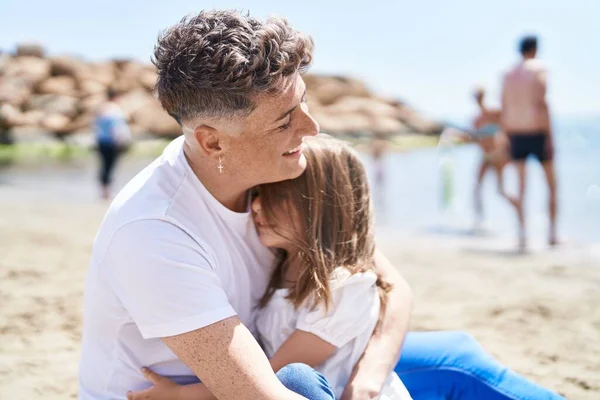 Father Daughter Hugging Each Other Sitting Sand Beach — Stock Photo, Image