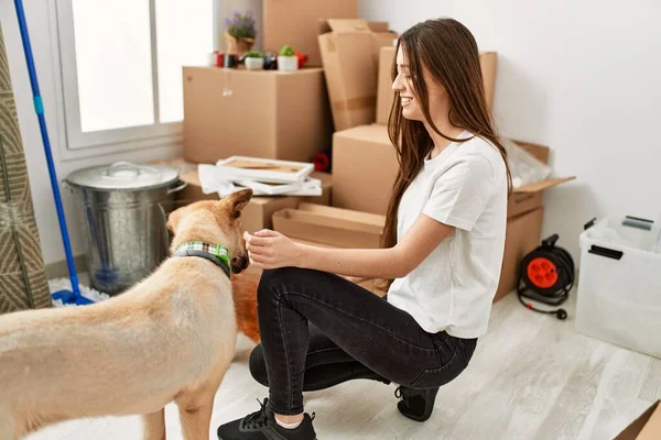 Jonge Latino Vrouw Glimlachen Zelfverzekerd Spelen Met Honden Nieuw Huis — Stockfoto