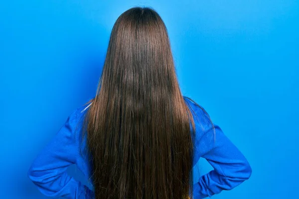 Young Brunette Girl Wearing Turtleneck Sweater Standing Backwards Looking Away — 图库照片