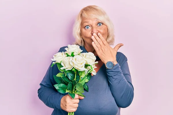 Middle Age Blonde Woman Holding Flowers Covering Mouth Hand Shocked — Fotografia de Stock