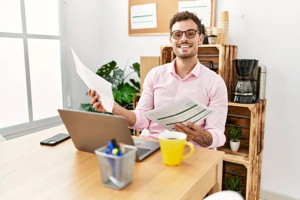 Junger Hispanischer Mann Liest Dokument Büro — Stockfoto