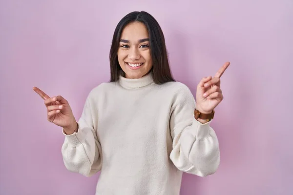 Joven Mujer Del Sur Asia Pie Sobre Fondo Rosa Sonriendo —  Fotos de Stock