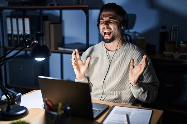 Joven Hombre Guapo Que Trabaja Usando Computadora Portátil Noche Loco — Foto de Stock