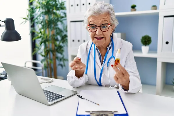 Senior Grey Haired Woman Wearing Doctor Uniform Speaking Treatment Clinic — Stock Photo, Image