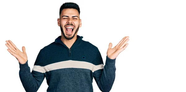 Homem Hispânico Jovem Com Barba Vestindo Camisola Inverno Casual Comemorando — Fotografia de Stock