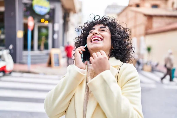 Young Middle East Woman Excutive Smiling Confident Talking Smartphone Street — ストック写真