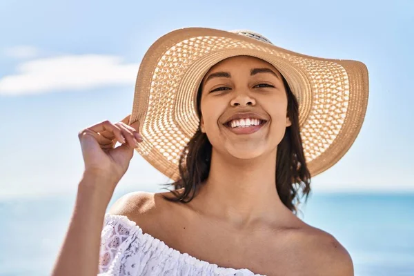 Junge Afrikanisch Amerikanische Touristin Lächelt Selbstbewusst Mit Sommermütze Meer — Stockfoto
