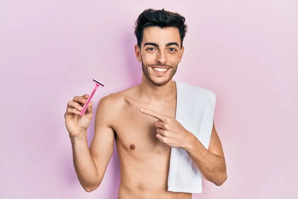 Junger Hispanischer Mann Steht Hemdlos Und Hält Rasiermesser Lächelnd Glücklich — Stockfoto