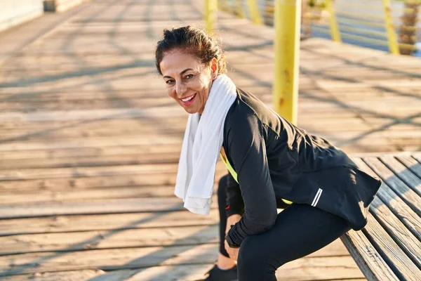 Middle Age Hispanic Woman Resting Working Out Promenade — Foto de Stock