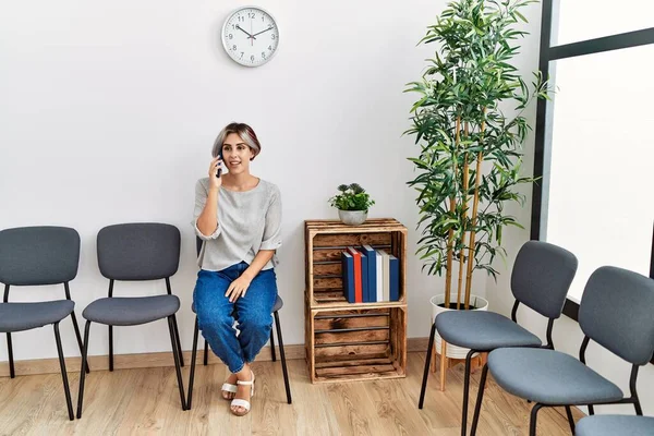 Beyaz Kız Gülümsüyor Bekleme Odasında Akıllı Telefondan Konuşuyor — Stok fotoğraf