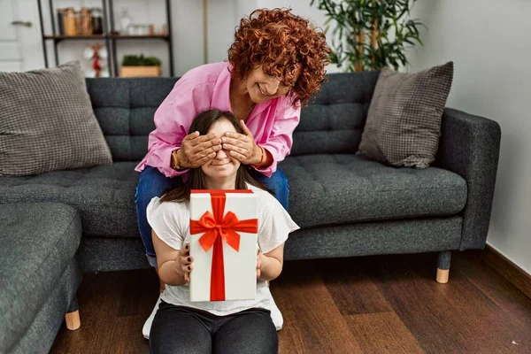 Gammal Mor Och Ner Syndrom Dotter Hemma Ger Överraskning Gåva — Stockfoto