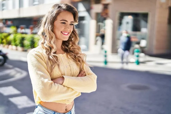 Young Woman Smiling Confident Standing Arms Crossed Gesture Street — Foto de Stock