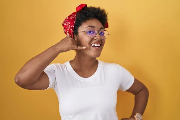 Joven Mujer Afroamericana Pie Sobre Fondo Amarillo Sonriendo Haciendo Gesto —  Fotos de Stock