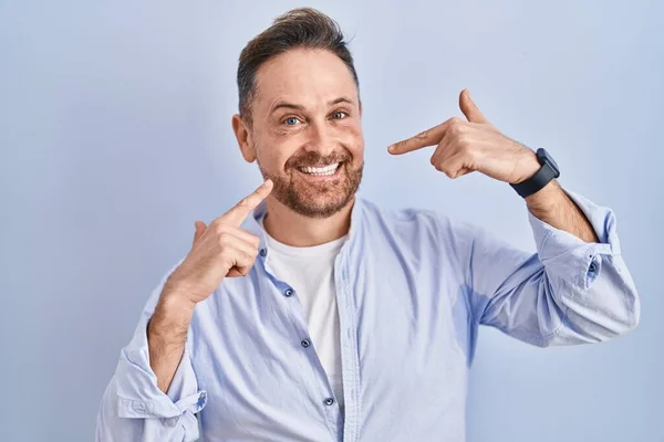 Middle Age Caucasian Man Standing Blue Background Smiling Cheerful Showing — Stock Fotó