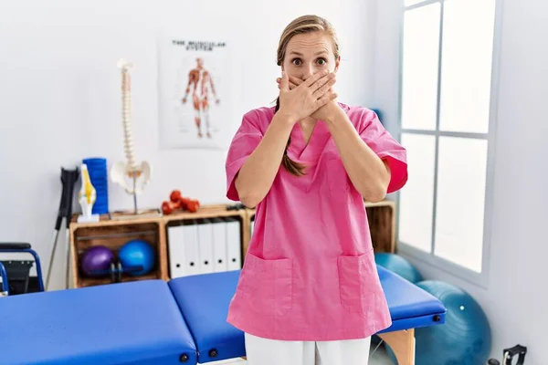 Молодая Блондинка Работающая Клинике Лечению Боли Потрясена Закрывая Рот Руками — стоковое фото