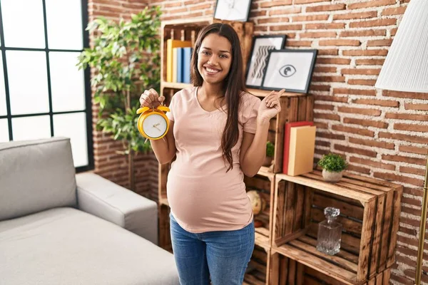 Mujer Embarazada Joven Sosteniendo Despertador Para Fecha Vencimiento Sonriendo Feliz —  Fotos de Stock