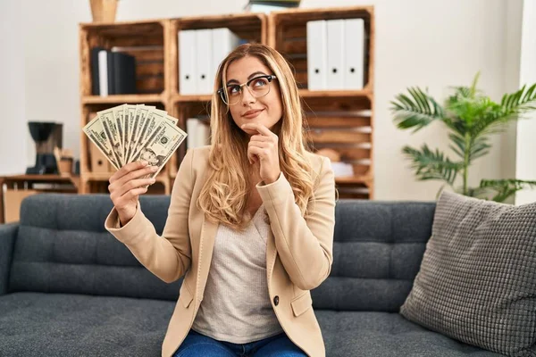 Joven Terapeuta Rubia Mujer Que Trabaja Oficina Terapia Con Dinero — Foto de Stock