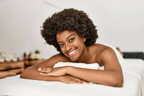 Mladý Africký Americký Žena Usměvavý Jistý Ležící Masážním Stole Beauty — Stock fotografie