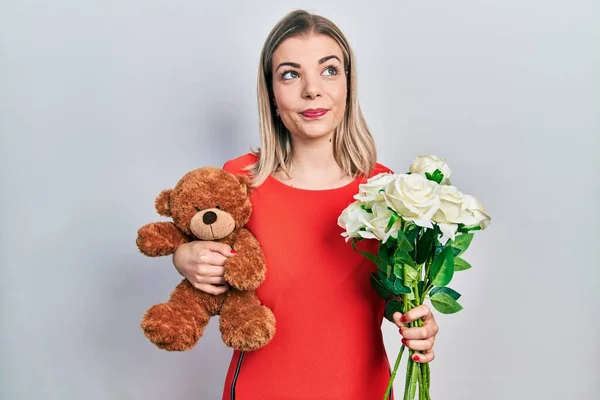 Mulher Branca Bonita Segurando Urso Buquê Flores Para Aniversário Sorrindo — Fotografia de Stock