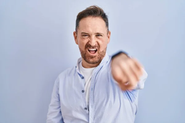 Middle Age Caucasian Man Standing Blue Background Pointing Displeased Frustrated — Foto Stock