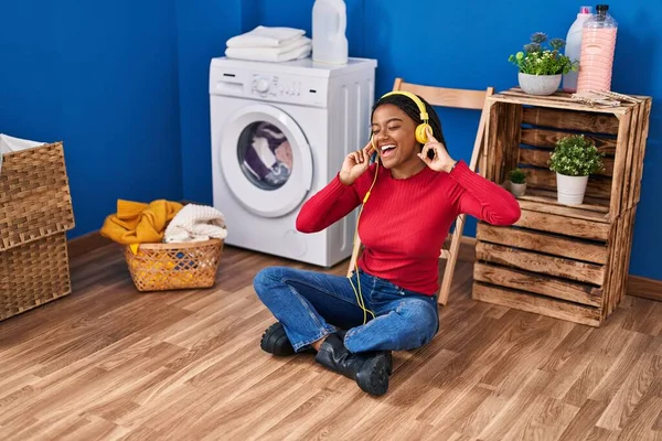 Mujer Afroamericana Escuchando Música Esperando Lavadora Lavandería —  Fotos de Stock