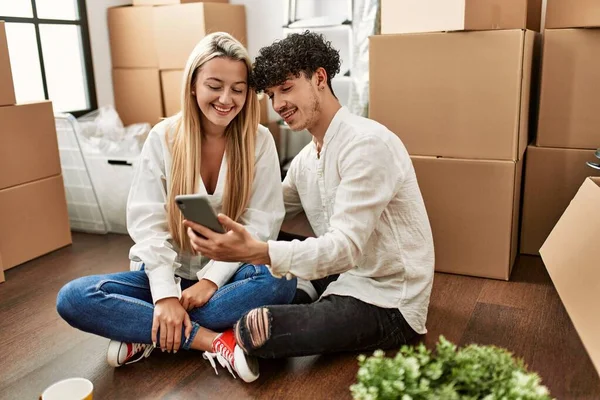 Joven Hermosa Pareja Sonriendo Feliz Con Teléfono Inteligente Nuevo Hogar — Foto de Stock