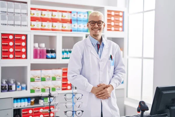 Young Caucasian Man Pharmacist Smiling Confident Standing Pharmacy — Fotografia de Stock