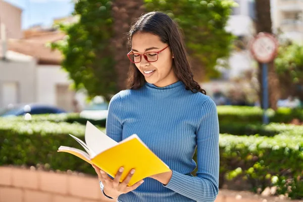 Joven Mujer Afroamericana Sonriendo Libro Lectura Segura Parque —  Fotos de Stock