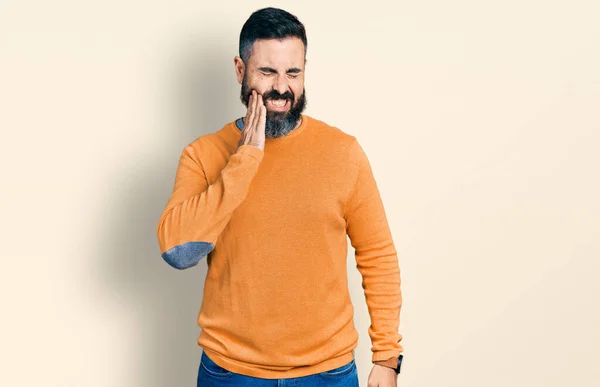 Spaanse Man Met Baard Draagt Casual Winter Trui Aanraken Mond — Stockfoto