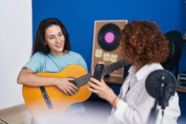Duas Mulheres Músicos Tendo Aula Guitarra Clássica Por Vídeo Smartphone — Fotografia de Stock