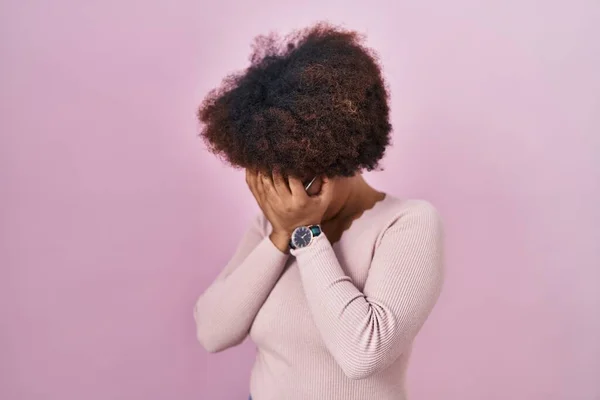泣きながら手で顔を覆う悲しい表情でピンクの背景に立つ若いアフリカ系アメリカ人女性 うつ病の概念 — ストック写真