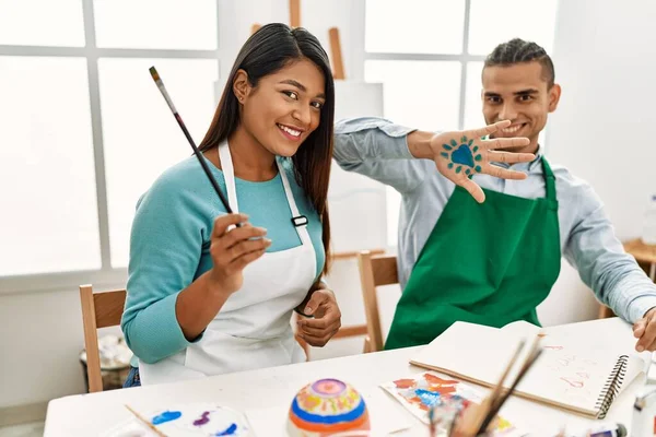 Jovem Pintor Latino Casal Sorrindo Feliz Pintura Mão Sentado Mesa — Fotografia de Stock