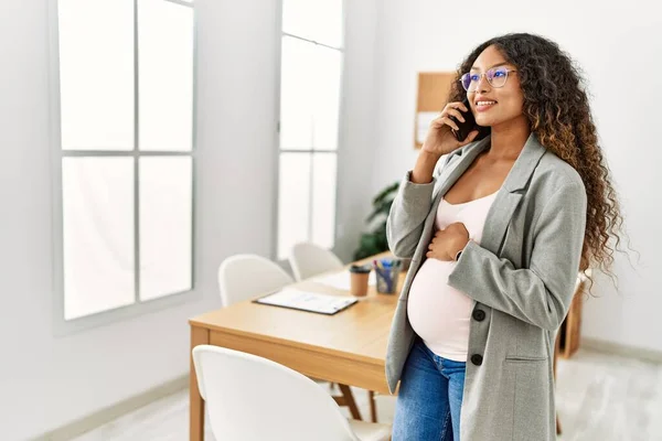 Young Latin Woman Pregnant Smiling Confident Talking Smartphone Working Office — Stock Photo, Image