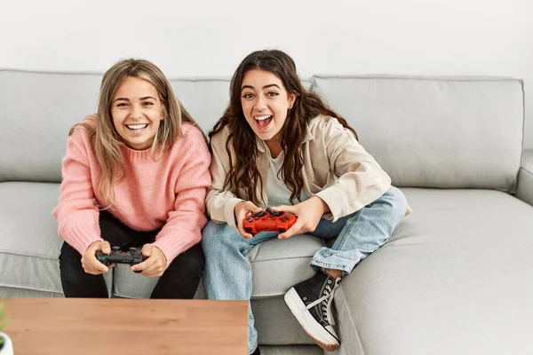 Giovane Coppia Sorridente Felice Giocare Videogioco Casa — Foto Stock