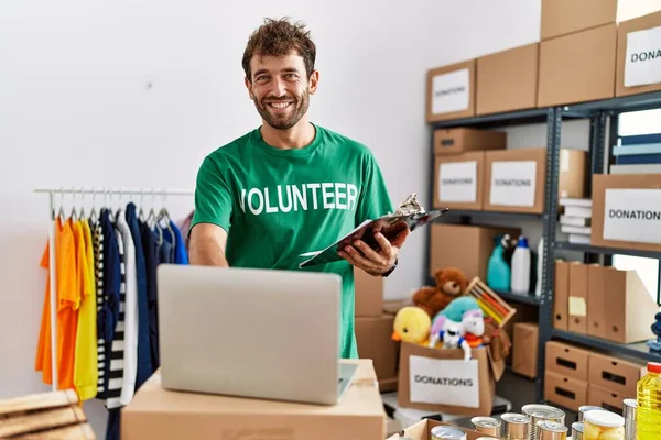 Jonge Spaanse Vrijwilliger Glimlachend Gelukkig Werkend Bij Liefdadigheidscentrum — Stockfoto