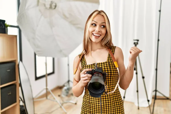 Young Caucasian Photographer Girl Holding Professional Camera Photography Studio Pointing — Stockfoto