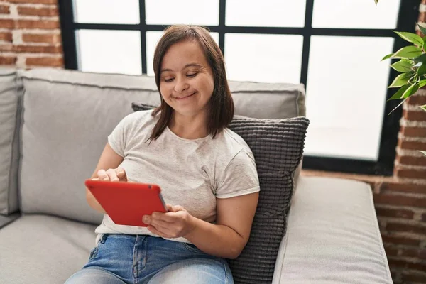 Frau Mit Syndrom Sitzt Mit Touchpad Hause Auf Sofa — Stockfoto