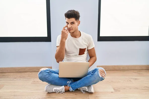 Young Hispanic Man Using Laptop Home Pointing Eye Watching You — Stockfoto