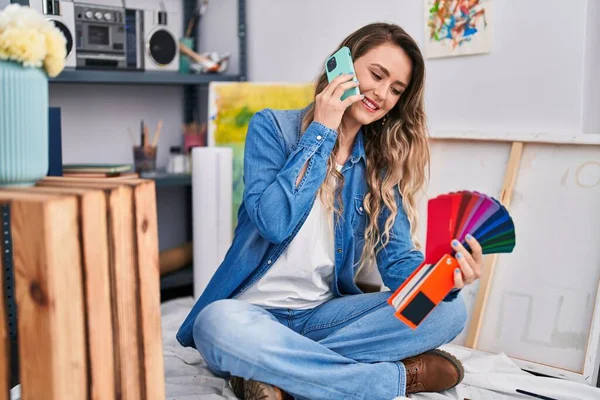 Young Woman Artist Talking Smartphone Choosing Color Art Studio — ストック写真
