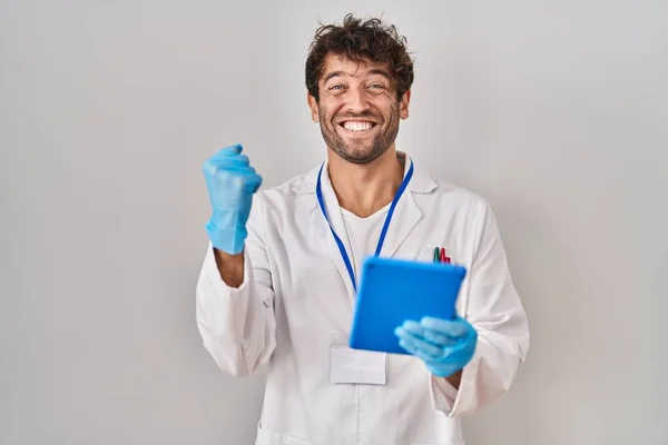 Homem Cientista Hispânico Trabalhando Com Tablet Gritando Orgulhoso Celebrando Vitória — Fotografia de Stock