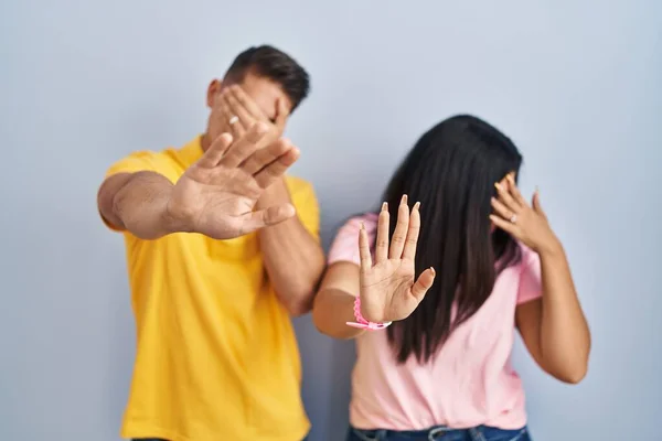 Jong Stel Dat Geïsoleerde Achtergrond Staat Ogen Met Handen Bedekt — Stockfoto