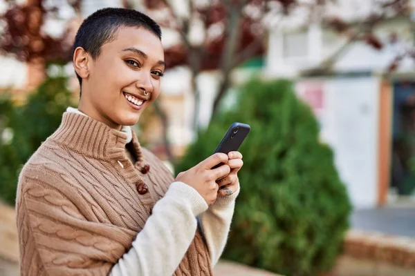 Mulher Hispânica Jovem Com Cabelo Curto Sorrindo Feliz Usando Smartphone — Fotografia de Stock
