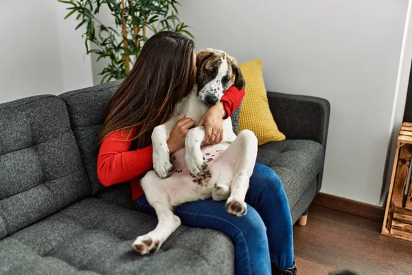 Jonge Vrouw Zoenen Knuffelen Hond Zitten Bank Thuis — Stockfoto
