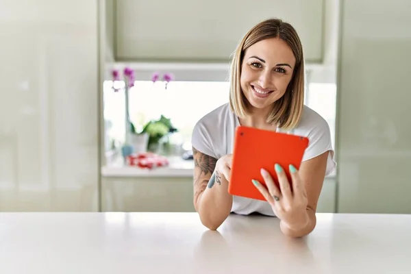 Young Caucasian Girl Smiling Happy Leaning Table Using Laptop Kitchen — Stock Photo, Image